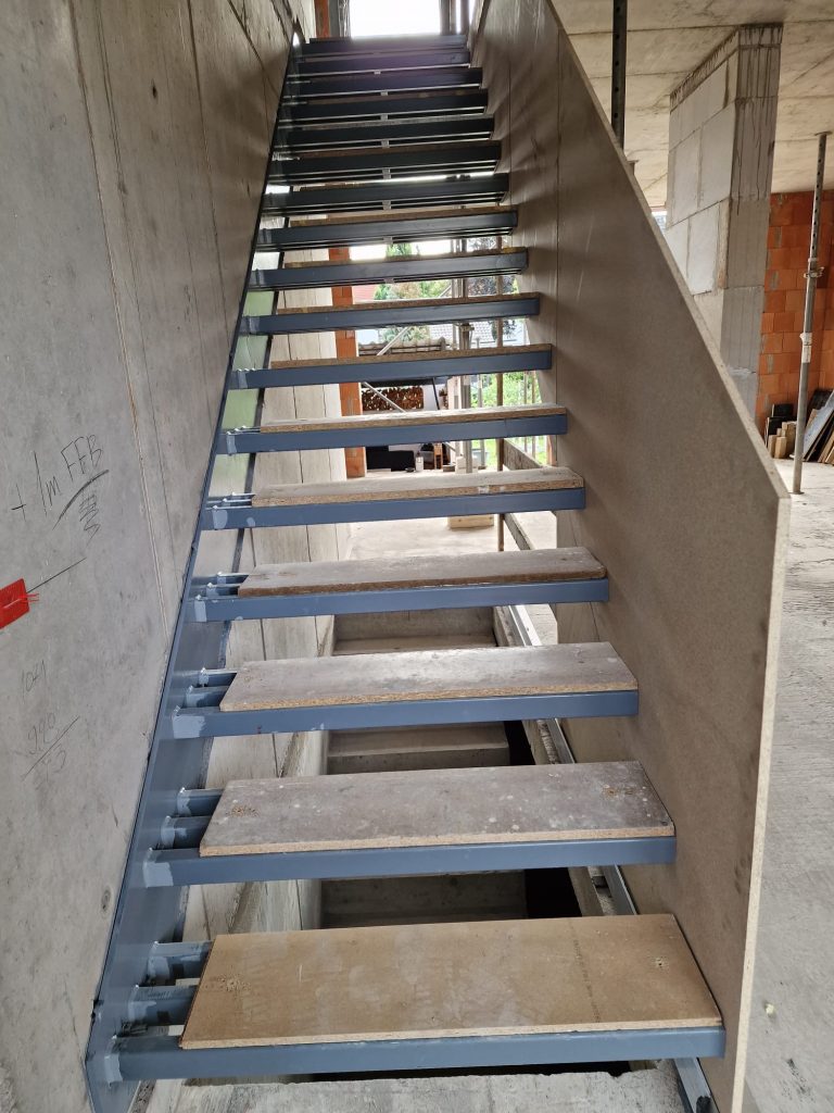 Kragarmtreppe in Rohbau abgesichert