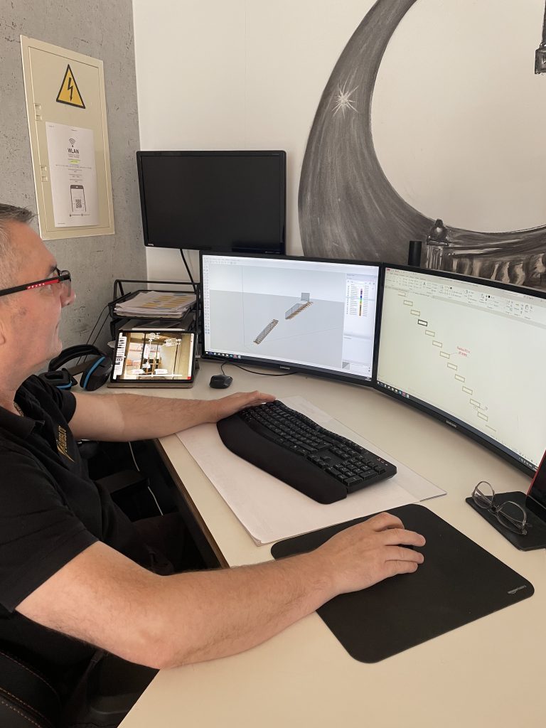 Unser Produktionsleiter zeichnet die Treppe.